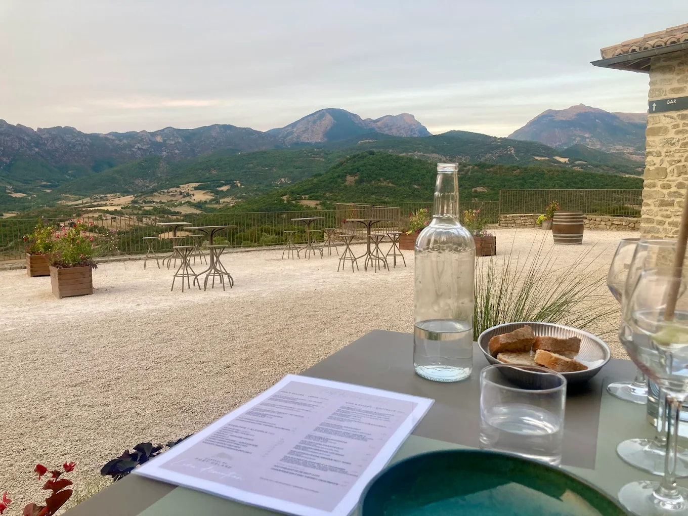 Terrasse extérieure du château, utilisée pour les temps d'intégration et de ressourcement