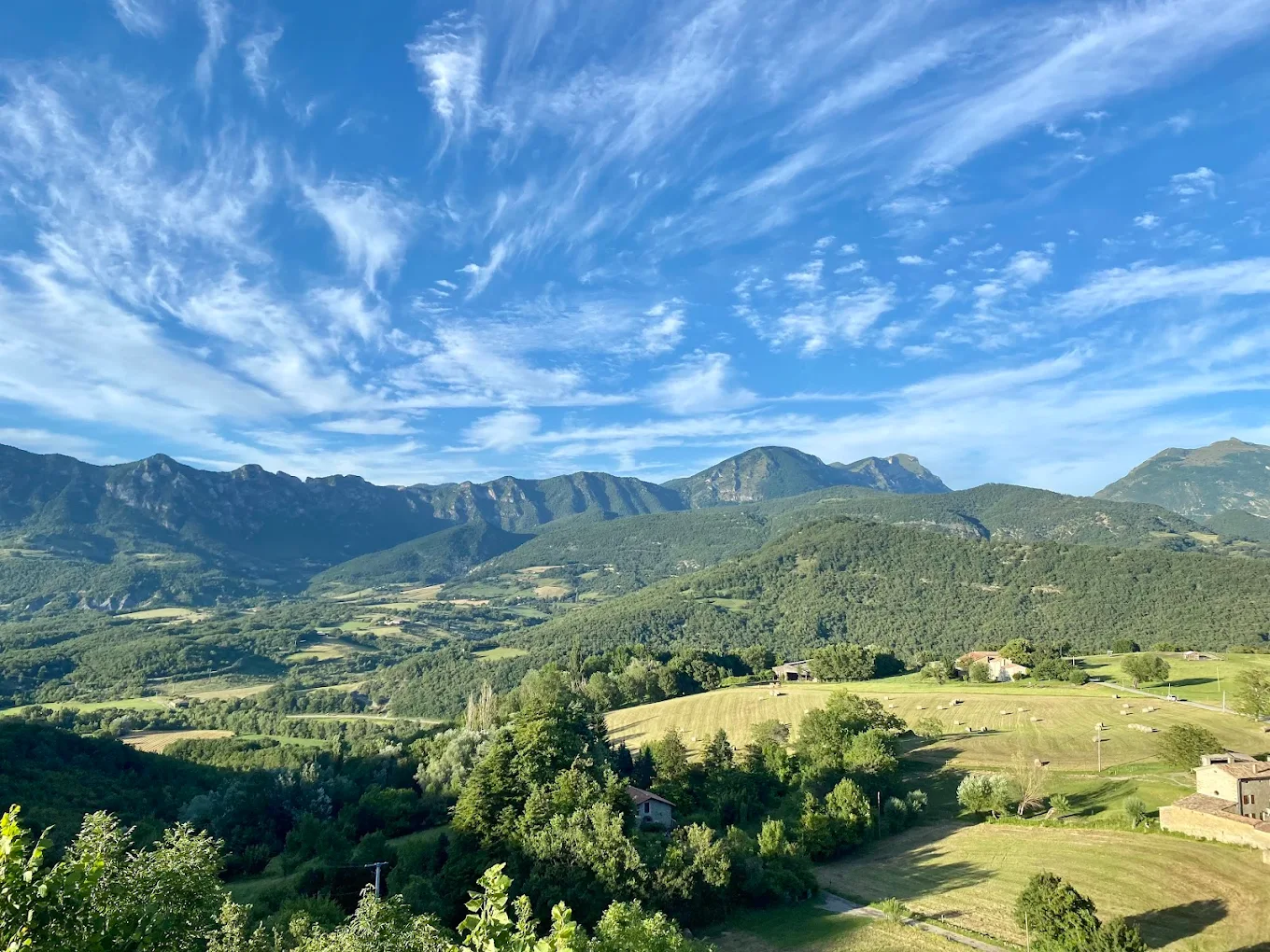 Vue panoramique sur les montagnes autour du château de Poët-Célard